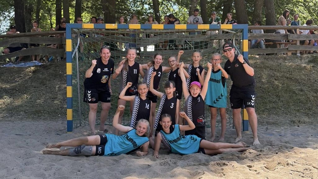 Mädels der wD und wC auf ungewohnten Terrain unterwegs – Weibliche D-Jugend erkämpft sich den Turniersieg 💪🏻 beim Beachhandballturnier in Irmenach 🏝️